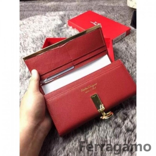 フェラガモの財布を赤と金Gancioバックル