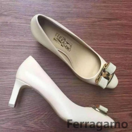 Ferragamo Λόλα Τόξο Αντλία Nude